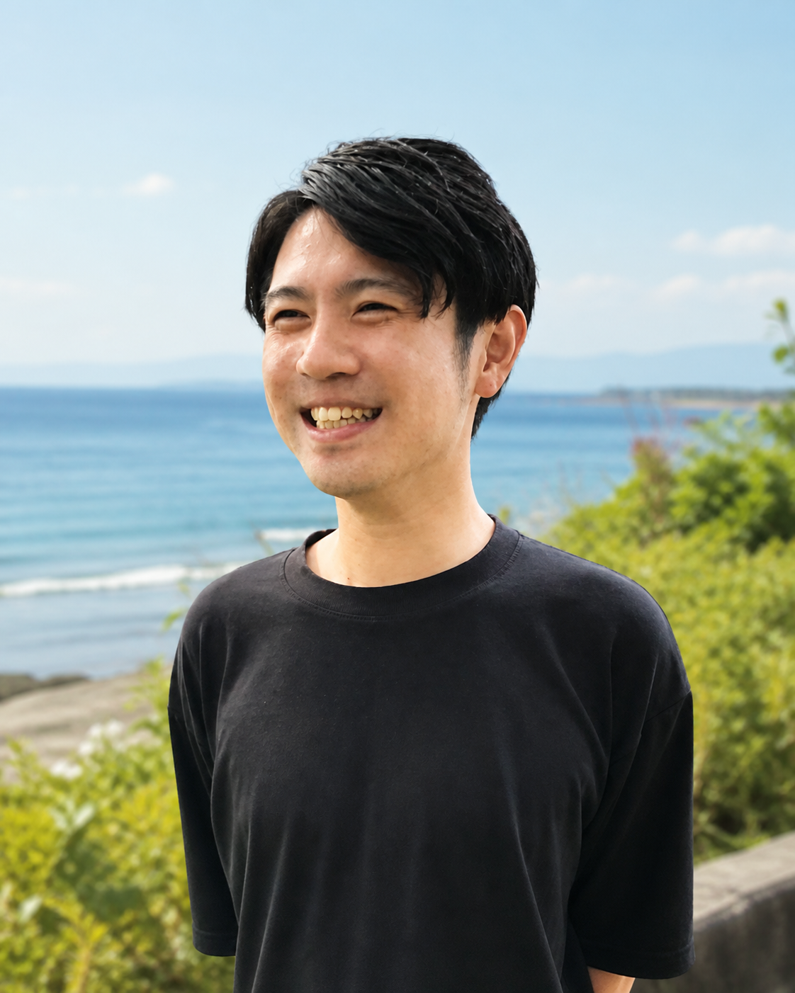 湘南の海を背景にした神谷健一のプロフィール写真